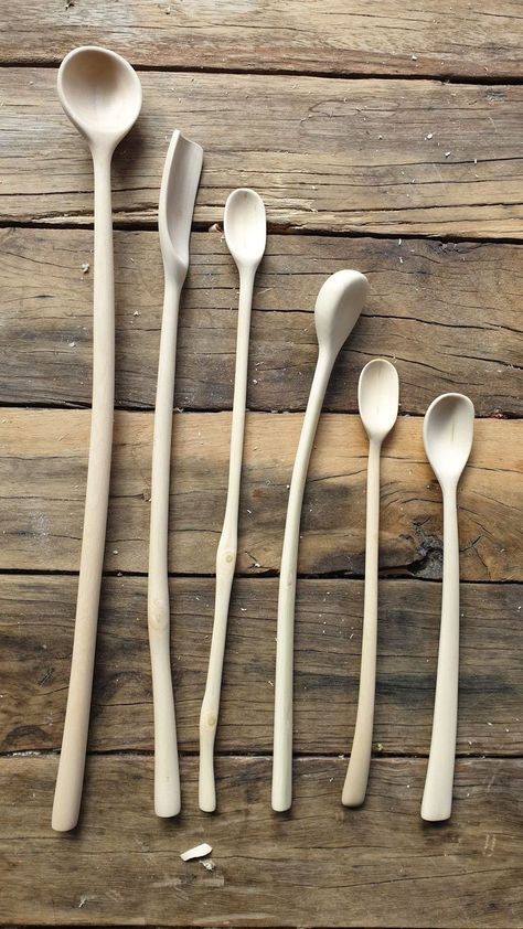 Carved Wooden Spoons, Wood Carving Ideas Beginner, Woodcarving Spoon, Wood Carving Spoon, Wooden Spoon Diy, Hand Carving Wood, Carving Spoons, Picture Frame Drawing, Wooden Spoon Carving