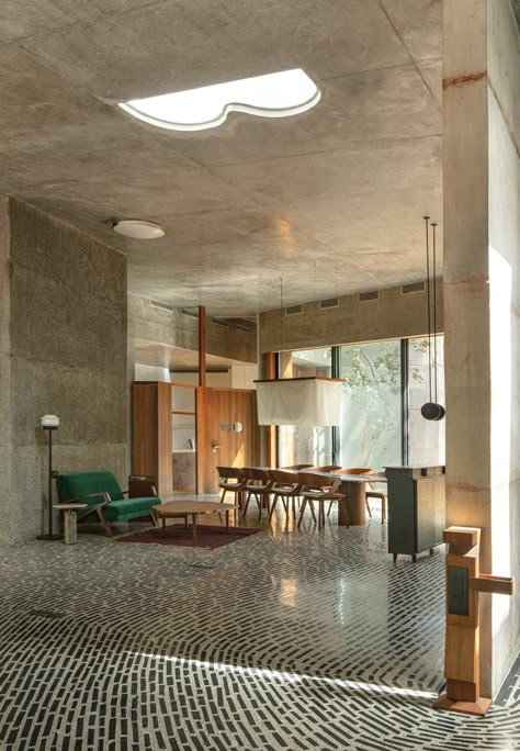 Arm Chair Living Room, Brutalism Interior, Concrete Interior Design, Contemporary Dining Room Design, Brutalist Interior, Concrete Interiors, Design Atelier, Concrete Flooring, Concrete Houses