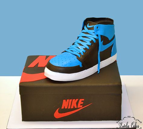 Air Jordan Cake Ideas, Jordan Theme Cake, Nike Shoes Cake, Sneaker Cake Ideas, Basketball Torte, Nike Shoe Cake, Air Jordan Cake, Uno Cake, Sneaker Gala