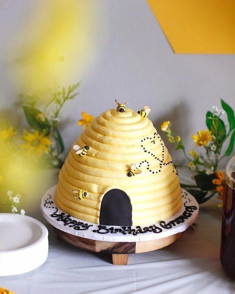 Queen Bee Birthday Party, Queen Bee Birthday, Bee Birthday Theme, Bee Birthday Cake, Bee Themed Birthday Party, Bumble Bee Birthday, Bee Birthday Party, Bee Cakes, Bumble Bee Baby Shower