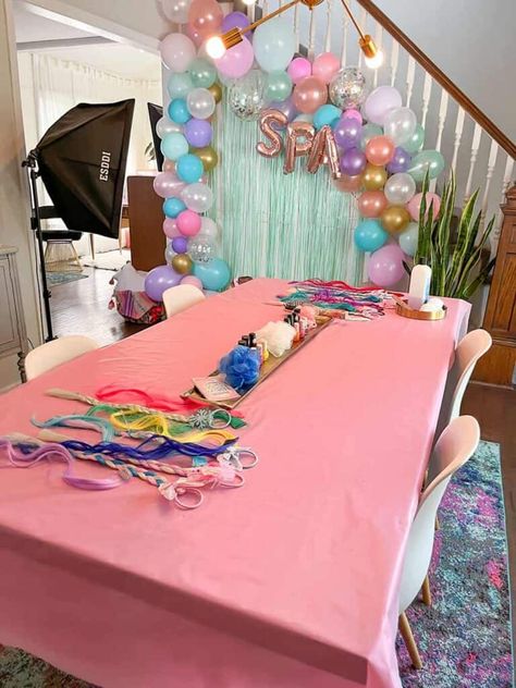 Spa-themed birthday party – A creative and fun kids party with Airtasker! Spa Party Photo Booth, Spa Party Favors, Birthday Princess Dress, Spa Birthday Parties, Spa Birthday, Balloon Kits, Nail Painting, Fringe Backdrops, Spa Party