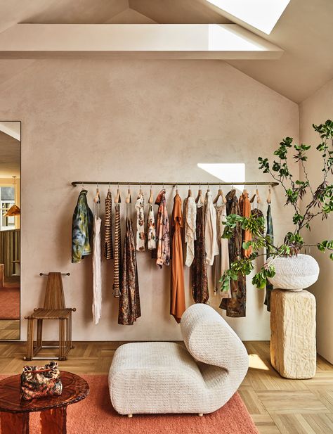 Ulla Johnson Store, Dressing Room Design Retail, Small Boutique Interior Design Clothing, Boutique Seating Area, Fashion Show Room Interior Design, Retail Bag Display, High End Boutique Interior Design, Merchandising Displays Clothing, Decor Shop Clothing