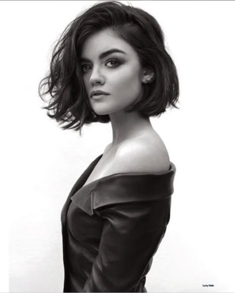 Chin length thick bob Lucy Hale Short Hair, Bob Lung, Wavy Bob Hairstyles, 2015 Hairstyles, Penteado Cabelo Curto, Lucy Hale, Haircut For Thick Hair, Bob Hairstyle, Short Hairstyles For Women