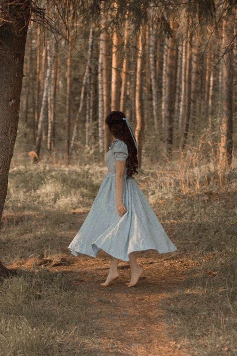 158fc2ddd52ec2cf54d3c161f2dd6517desc51274851ri Wedding Pictures Beach, Pre Debut Photoshoot, Princess Photo Shoot, Debut Photoshoot, Royalty Aesthetic, Princess Photo, Fotografi Vintage, Painting Photography, Fashion Sketches Dresses