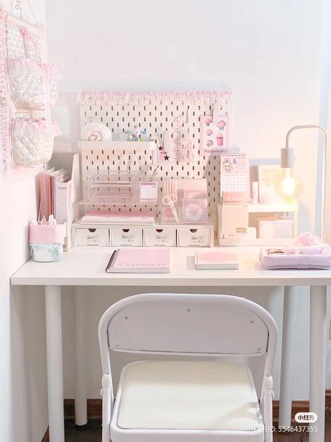 Kpop Desk, Desk Decor Ideas, Pretty Desks, Table Aesthetic, Desk Organisation, Kpop Pink, Desk Room, Room Makeover Ideas, Dream Desk