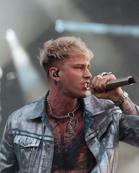 @machinegunkelly for @rollingloud Men Blonde Hair, Colson Baker, Blonde Haircuts, Black Hair With Highlights, Men Hair Color, Men Haircut Styles, Kids Hair Cuts, Punk Hair, Bone Color