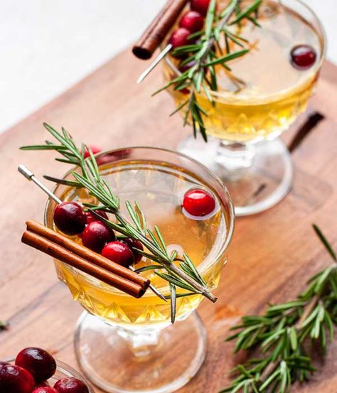 Recipes To Impress Guests, Mulled White Wine, White Wine Recipes, Wine Ingredients, Easy Cocktail Recipe, Pear Vodka, Orange Liquor, White Cranberry Juice, Cranberry Vodka