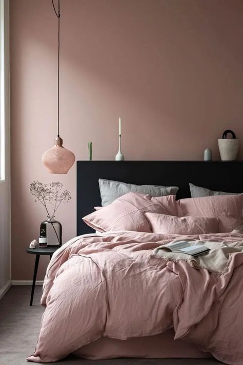 Revamp your bedroom into a bold and stylish sanctuary with these 25 Edgy and Chic Pink and Black Bedroom Ideas. This collection showcases how to blend the softness of pink with the boldness of black to create a space that's both daring and elegant. Discover ways to incorporate geometric patterns, sleek furniture, and contemporary decor to bring this dynamic color duo to life. Whether you're aiming for a sophisticated, modern look or a quirky, punk-inspired vibe. Dusky Pink Bedroom, Mauve Bedroom, Dusty Pink Bedroom, Girly Pink Bedroom, Pink Nightstands, Pink Bedroom Walls, Colorful Bedroom Decor, Pink Bedroom Design, Pink Bedroom Ideas