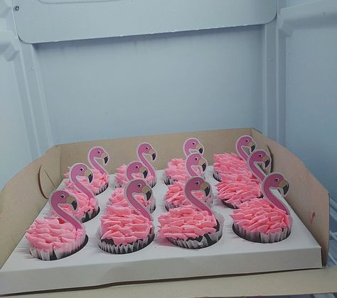 Flamingo Cupcakes Ideas, Flamingo Cupcake Cake, Flamingo Cupcake Toppers, Flamingo Cup, Flamingle Party, Flamingo Cupcakes, Fiesta Tropical, Flamingo Birthday, Pool Birthday Party