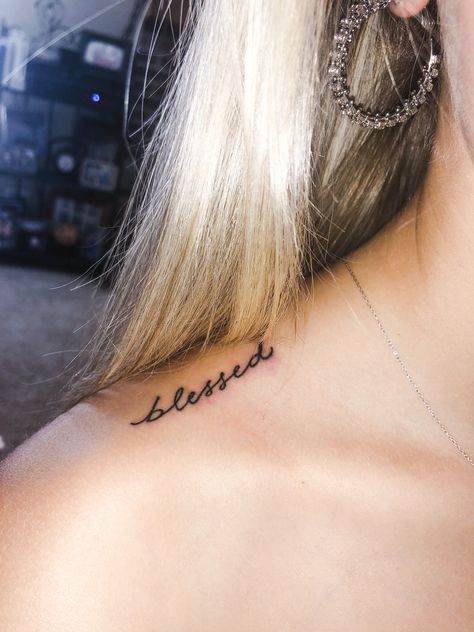 Blessed Shoulder Tattoo, Blessed Tattoo Ideas For Women, Collarbone Writing Tattoo, Name Tattoo On Collar Bone For Women, Blessed Collar Bone Tattoo, Name Tattoo Collar Bone, Collar Bone Tattoo Name, Collar Bone Name Tattoo, Color Bone Tattoos For Women