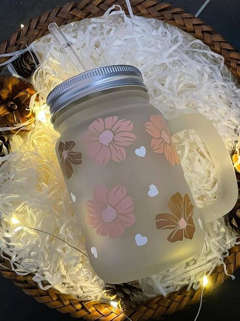 Glass Jar Gift Ideas, Christmas Glass Jars, Vaso Yeti, Big Glass Jar, Aesthetic Cups, Coffee Mason Jar, Frosted Mason Jars, Mason Jar Design, Crafts With Glass Jars