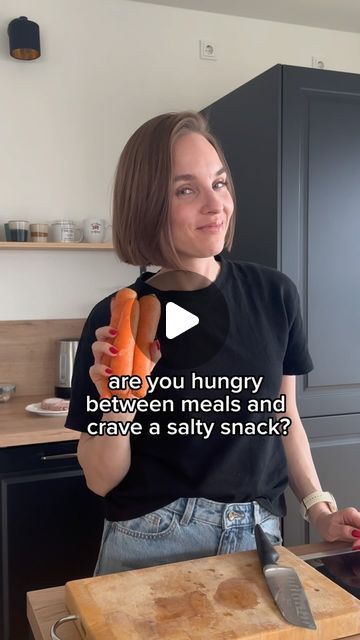 Julia | Hormone Health Coach & CPT on Instagram: "Are you midday hungry and craving a salty snack? I got you.

Peel 2-3 carrots and cut them into sticks.
Put them into a bowl 
add 1/2 tablespoons of olive oil 
and season with your seasoning of choice 
Mix well
Add a tbsp of cornstarch and mix again 
Until evenly coated 
Put in the airfryer for 20 minutes 
In the meantime, mix Greek yogurt
mustard and some seasoning together. 
Now you have a quick and crispy  fiber rich snack 
which satisfies your salty cravings 
Hit follow if you want more recipes like this 

You need to try this the next time you crave something salty 🤤

Ingredients:
2-3 medium sized carrots 
1/2 tbsp of olive oil 
seasoning of choice 
cornstarch 

for the dip 
1/2 cup (100g) Greek yogurt 
1 tbsp mustard 
seasoning of ch Best On The Go Snacks, Healthy Crunchy Salty Snacks, Hunger Crushing Combo Meals, Low Calorie Snacks On The Go, Salty Snacks Healthy, Homemade Healthy Cheezits, Healthy Snacks Salty, Easy Salty Snacks, Low Carb Salty Crunchy Snacks