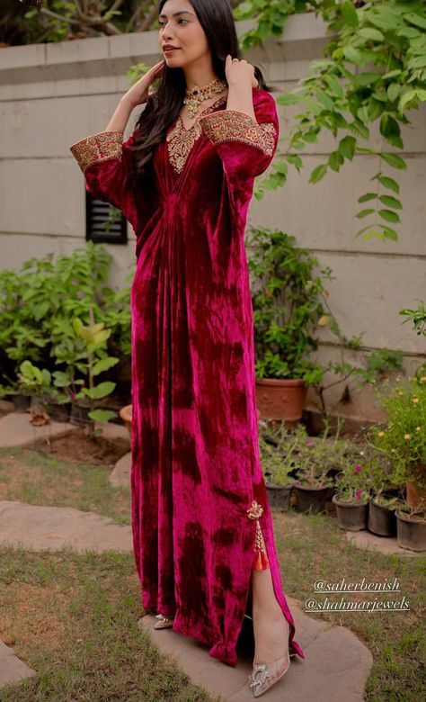 Velvet Kaftan, Velvet Dresses Outfit, Kaftan Designs, Velvet Dress Designs, Hilarious Photos, Stylish Short Dresses, Pakistani Fancy Dresses, Pakistani Fashion Party Wear, Dress Design Patterns