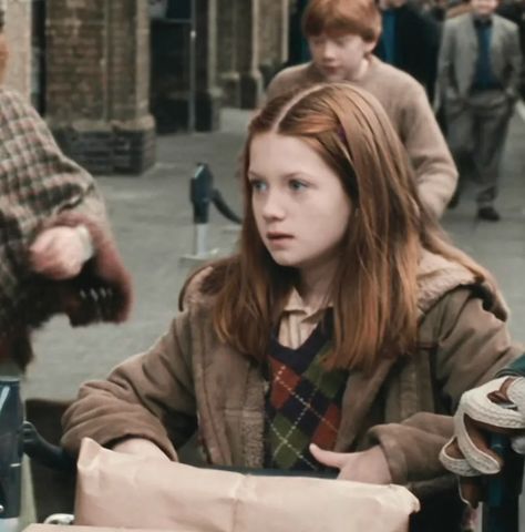 Hogwarts Hairstyles, Tv Hairstyles, Ginny Weasley Icon, Bonnie Wright Harry Potter, Ginny Weasley Aesthetic, Harry Potter Ginny Weasley, Harry Potter Ginny, Weasley Aesthetic, Harry Potter Next Generation