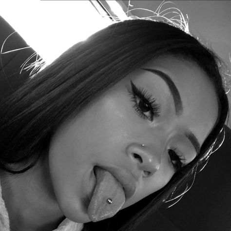 ᴘɪɴᴛᴇʀᴇsᴛ ❂ ᴄʜᴀʀᴍsᴘᴇᴀᴋғʀᴇᴀᴋ Tongue Piercing Black Women, Aesthetic Nose Piercing, Tongue Piercing Aesthetic, Nose Ring Aesthetic, Cute Tongue Piercing, Piercings Tongue, Flick Ideas, Upper Lip Piercing, Cute Nose Piercings