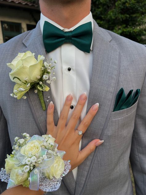 Green And Grey Prom Couple, Green And White Prom Couple, Prom Outfits For Guys Green, Green Prom Dress And Suit, Emerald Prom Dress Couple, Grey Tux Prom, Green Prom Dress With Date, Professional Prom Photos, Prom Pictures With Boyfriend