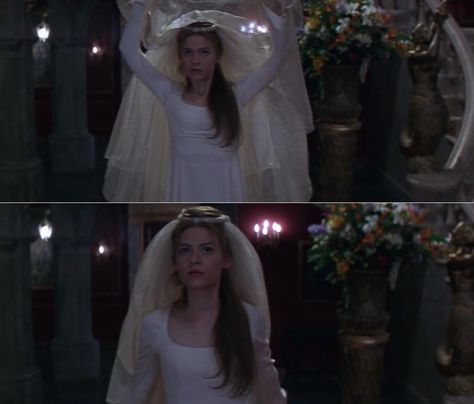 Claire Danes (Juliet Capulet Montague) in “Romeo + Juliet” (1996) Romeo And Juliet Outfits 1996, Juliet Capulet 1996, Claire Danes Juliet, Juliet Capulet Aesthetic, Romeo And Juliet Leo, 90s Bombshell, Juliet Aesthetic, Romeo + Juliet Aesthetic, Shakespeare Love Quotes