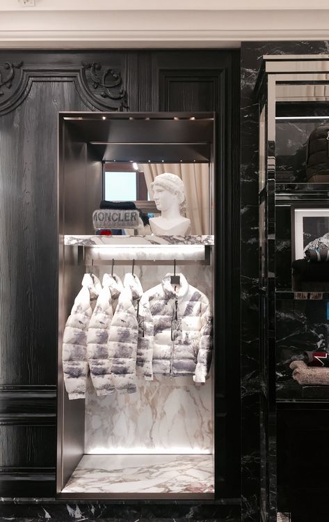 Moncler Store, Fashion Shops, Luxury Closets Design, Wall Panelling, Spanish Design, Ulsan, Minimalist Interior Design, Bedroom Furniture Design, Store Interior