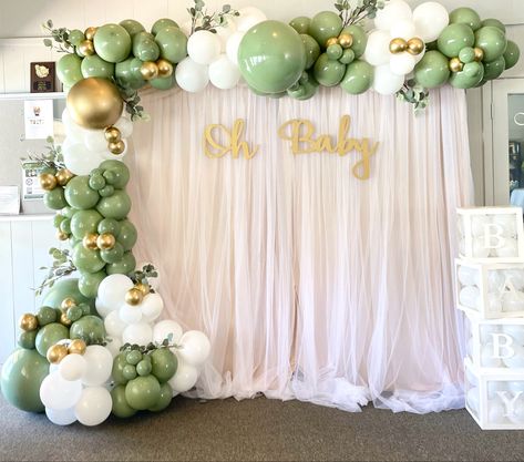 Baby Shower Verde, Baby First Birthday Themes, Bear Baby Shower Theme, Green Baby Shower, Shower Backdrop, 30th Bday, First Birthday Themes, Baby Baptism, Baby Shower Backdrop