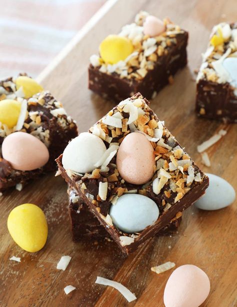 Easter Fudge Easy Homemade Fudge, Easter Fudge, Homemade Fudge Recipe, Cadbury Mini Egg Cookies, Making Fudge, Cadbury Mini Eggs, How To Make Fudge, Homemade Fudge Recipes, Pinterest Food