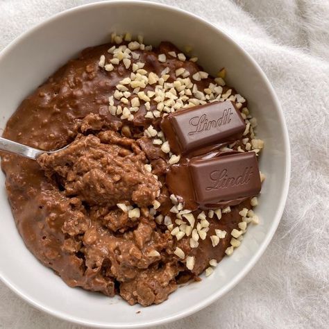 Chocolate Oatmeal Aesthetic, Oats Aesthetics, Aesthetic Porridge, Porridge Aesthetic, Almond Aesthetic, Porridge Ideas, Aesthetic Food Breakfast, Porridge Breakfast, Chocolate Porridge