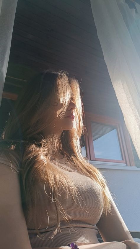 Girl With Brown Hair Aesthetic, Light Brown Hair Girl Aesthetic, Sunshine Aesthetic Girl, Honey Girl Aesthetic, Brown Hair In Sunlight, Golden Hair Aesthetic, Light Brown Hair Aesthetic, Brown Hair Girl Aesthetic, Golden Hour Hair