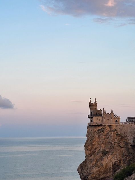 #aesthetic #nature #эстетика #calmness #palace #castle #sea #sky #fabulous #fabulouspalace #architecture #breakage #cliff Teagan Core, Cliffside Castle, Seaside Castle, Cliff By The Sea, Beach Palace, Ancient Princess, Sky Castle, Sea Cliff, Aesthetic Nature