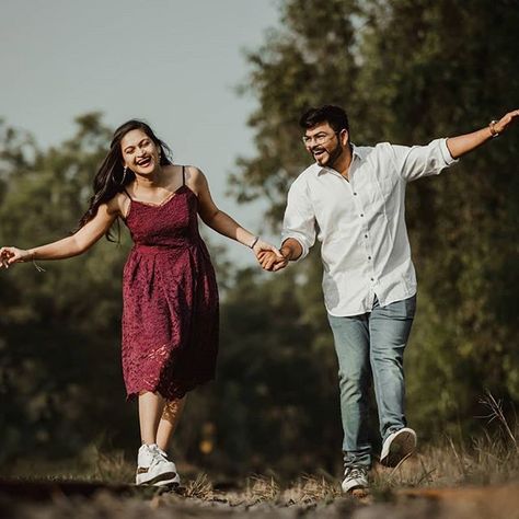 Ooty Hill Station Photography Couple, Hillstation Photography Couple Pose, Pre Wedding Outfit Ideas Western, Hill Station Photography Ideas Couple, Couple Photopose, Hill Station Photography, Outdoor Reference, Hoodie Poses, Photography Ads