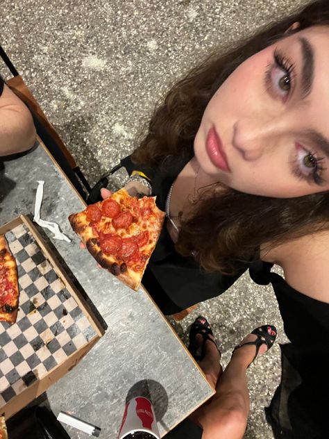 Pizza Pose Instagram, Pizza Worker Aesthetic, Pizza Girl Aesthetic, Pizza Photoshoot Ideas, Eating Selfie, Eating Pizza Aesthetic, Food Pics Instagram, Pizza Pic, Aesthetic Pizza