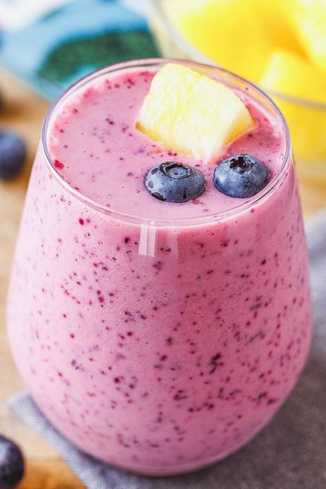 Blueberry Pineapple Smoothie - A sweet and fresh smoothie to grab when you think you may miss eating your daily serving of fresh fruits! Blueberry Pineapple Smoothie, Pineapple Smoothie Recipes, Apricot Smoothie, Resep Smoothie, Smoothie Fruit, Fresh Smoothies, Smoothie Detox, Smoothie Cup, Pineapple Smoothie