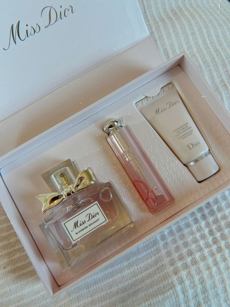 opened gift box with a dior blooming bouquet perfume, color reviver balm and a small dior hand cream Miss Dior Gift Set, Miss Dior Set, Dior Perfume Set, Dior Blooming Bouquet Perfume, Perfume Set Gift, Dior Gift Set, Perfume Sets, Perfume Miss Dior, Dior Gift