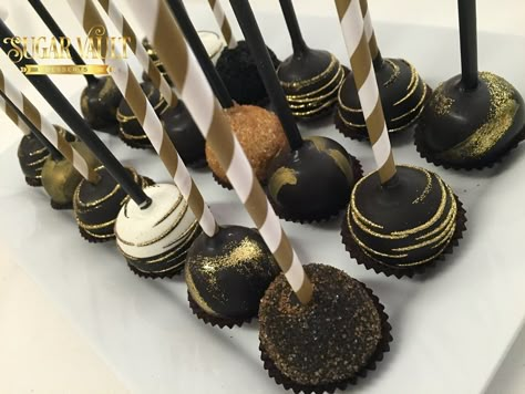 Black and Gold Cake Pops Black And Gold Cake Pops, Gold Black Cake, Gold Cake Pops, Black And Gold Cake, Gatsby Birthday Party, Black And Gold Theme, Gold Dessert, Black Cake, 50th Bday