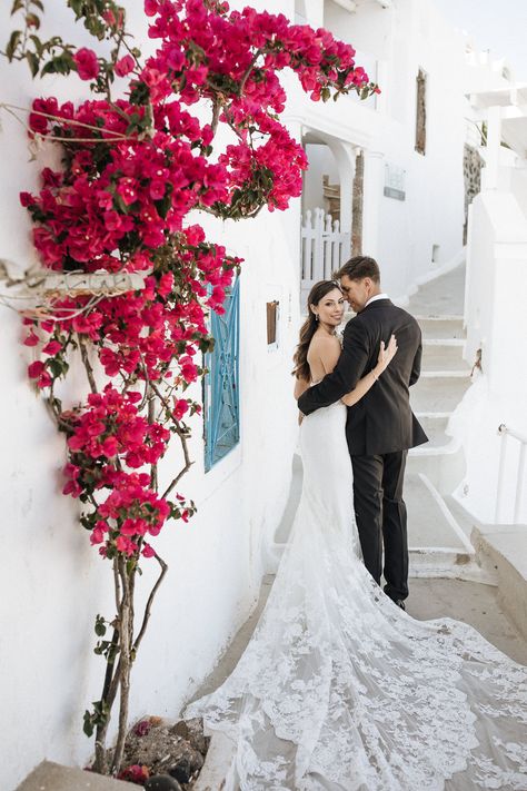 Santorini Photography, Santorini Wedding Venue, Santorini Photographer, Greece Photography, Wedding Pose, Pose Inspiration, City Club, Santorini Wedding, Photos Inspo