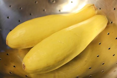 How to Cook Yellow Squash in the Oven Baked Yellow Squash, Banana Squash, Baked Summer Squash, Cooking Yellow Squash, Yellow Crookneck Squash, Squash In Oven, Crookneck Squash, Banana Health Benefits, Yellow Squash Recipes