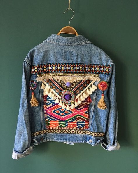 Upcycled Denim Jacket, Diy Denim Jacket, Embellished Denim Jacket, Blue Jeans Crafts, Boho Denim, Diy Jacket, Denim Ideas, Boho Jacket, Embellished Jacket