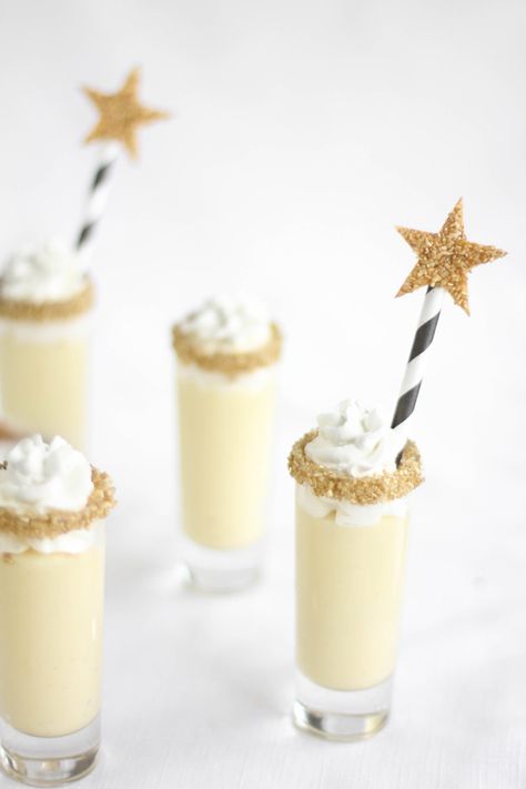 New Years Eve Dessert, Shooter Recipes, Dessert Shooters, Simple Wedding Cake, Irish Cream, Fun Cocktails, Eve Parties, New Years Eve Party, New Years Party