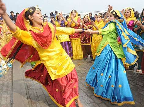 Punjabi Culture and traditional punjabi dance (Gidha: Ladies dance ) Punjab Culture, Vasant Panchami, Garba Dance, Punjabi Culture, India Clothes, Short Tunic, Festivals Around The World, Traditional Dance, Indian Dance