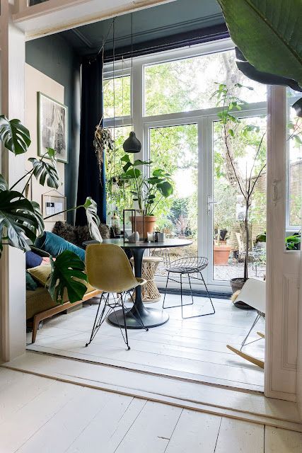 A splendid Dutch home Modern Sunroom, Boho Apartment, Lots Of Plants, Sunroom Decorating, Interior Design Per La Casa, Ideas Hogar, Design Del Prodotto, Eclectic Interior, A Living Room