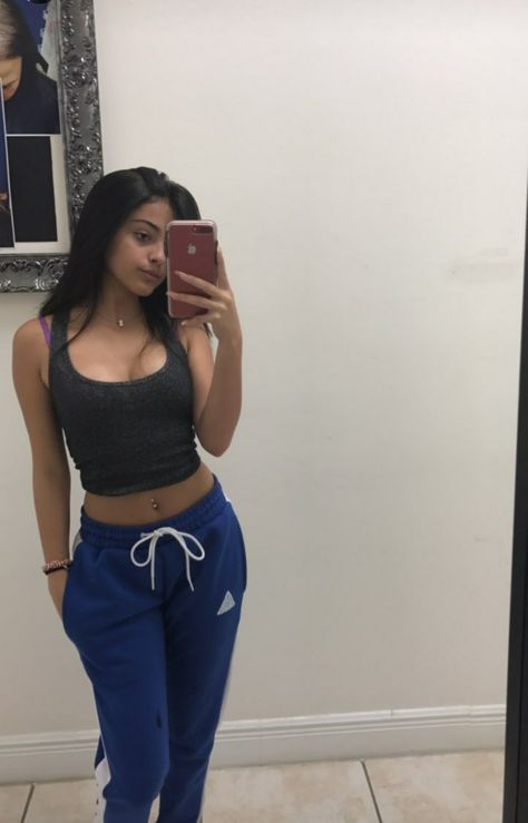 @taraivia Malu Trevejo Outfits, Malu Trevejo, Chill Outfits, Fotografi Potret, Outfits Casuales, The Mirror, Comfy Outfits, Fashion Inspo Outfits, Tap