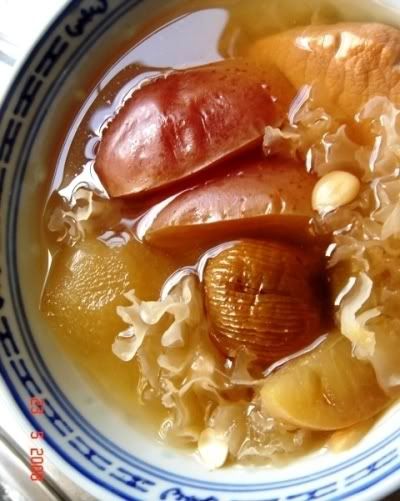 Apple white fugus soup. I leave out apple and add goji berries instead. Cantonese Recipes, Chinese Herbal Soup, Snow Fungus, Pear Soup, Fungi Recipe, Chinese Soup Recipes, Herb Soup, Herbal Soup, Soup Asian