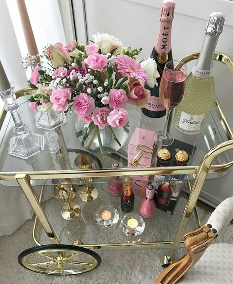 Vintage Bar Cart Styling, College Bar Cart, Glam Bar Cart, Bar Cart Styling Ideas, Bart Cart, Style A Bar Cart, Bar Cart Inspo, Bar Cart Essentials, Car Must Haves