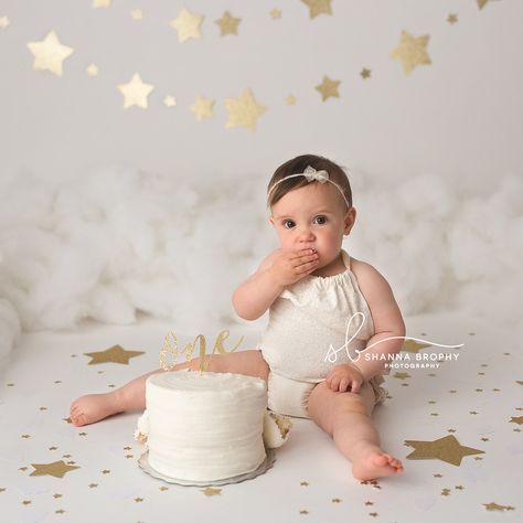 Baby First Christmas Pictures, First Christmas Pictures, Cake Smash Inspiration, Cake Smash Theme, Cake Smash Pictures, Foto Newborn, 1st Birthday Party For Girls, Baby Cake Smash, 1st Birthday Pictures