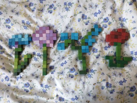 Minecraft Rose Wooden Blocks, Diy Minecraft Flower Wood, Wooden Block Pixel Art, Wooden Minecraft Flower, Wooden Block Minecraft Flower, Minecraft Flower Wood Blocks, Wooden Block Minecraft, Minecraft Gift Ideas For Boyfriend, Minecraft Cube Art