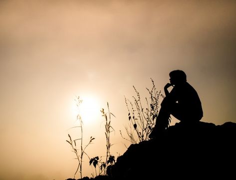 Silueta del hombre sentado en un acantil... | Premium Photo #Freepik #photo #mano #hombre #naturaleza #montana Sitting On A Cliff, Man Sitting, Premium Photo, Human Silhouette, Montana, Stock Photos, Art, Nature