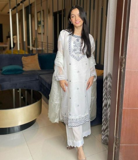 Bollywood Actress In Salwar Suit, Mayi Ri, Aina Asif, Eid Clothes, Round Dress, Pakistan Dress, Long Frock Designs, Pakistani Drama, Special Dress