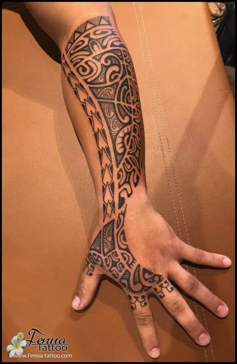 100 top idées de tatouages maori pour s'inspirer Hawaiian Arm Sleeve Tattoo, Polynesian Hand Tattoo For Men, Polynesian Tattoo Designs Pattern, Polynesian Hand Tattoo, Bracelet Tattoo For Man, Herren Hand Tattoos, Polynesian Tattoos Women, Forearm Band Tattoos, Polynesian Tattoo Designs