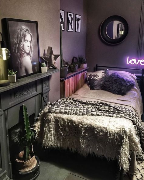 Edgy Decor Interior Design, Alternative Bedroom Ideas, Minimalist Bed, Dark Home Decor, Bed Design Modern, Room Inspiration Bedroom, Room Ideas Bedroom, Dream Rooms, Aesthetic Bedroom