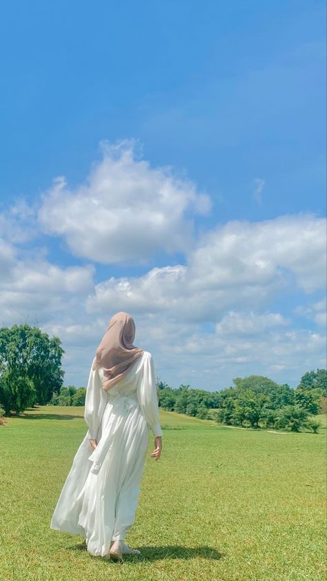 Ghibli Lifestyle, Vintage Outfit Hijab, Ootd Raya, Hijab Hipster, Ootd Poses, Beach Ootd, Model Gamis, Ootd Aesthetic, Stylish Hijab