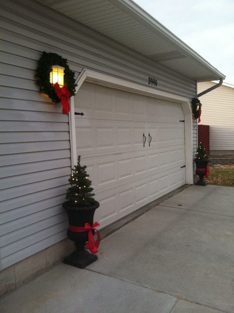 Garage Door Christmas Decorations, Christmas Decor 2022, Attend Church, Door Christmas Decorations, Xmas Decor Ideas, Christmas With Family, Garage Door Ideas, Christmas Lights Ideas, Outside Christmas Decorations