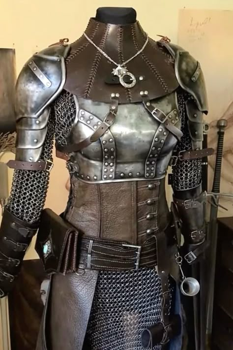 Fem Knight Outfit, Armor Chest Plate Design, Realistic Female Armor, Female Armour Aesthetic, Fantasy Armour Outfit, Medieval Warrior Woman Aesthetic, Dark Fantasy Clothing Aesthetic, Women’s Knight Costume, Pauldron Designs